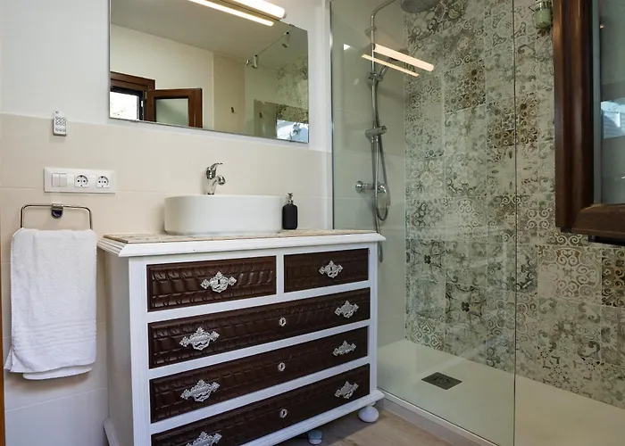 Caleros 34 Centro Historico Con Patio By Keyhom Caces